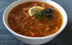 Ароматная солянка из говядины с копченостями