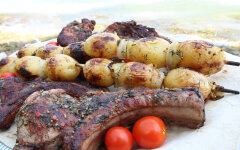 Свиная корейка на углях в остром чесночном соусе