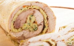 Рулет из окорочка с ветчиной, омлетом и зеленым луком