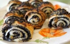 Булочки с изюмом и маком из слоеного теста