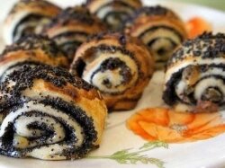 Булочки с изюмом и маком из слоеного теста