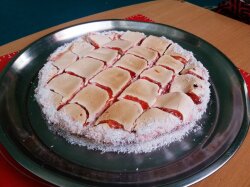 Быстрый пирог к чаю с вареньем и меренгой