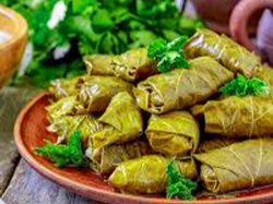 Долма из виноградных листьев с говядиной и свининой