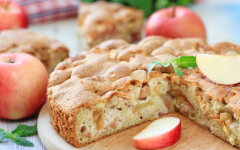 Заливная шарлотка с яблочной начинкой в духовке