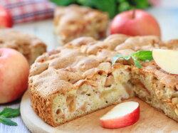 Заливная шарлотка с яблочной начинкой в духовке