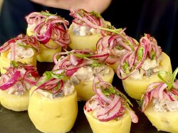 Картофельные корзиночки с селедочным кремом