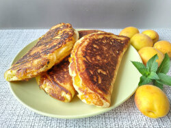 Вареники на сковороде из творожного теста с абрикосами