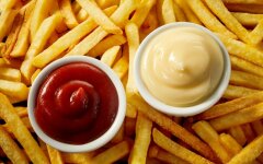 Картофель фри с паприкой и чесноком в духовке
