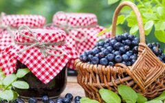 Варенье из голубики с кусочками яблок