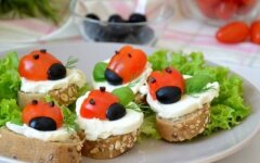 Бутерброды «Божьи коровки» с сыром и помидорами