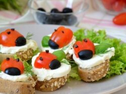 Бутерброды «Божьи коровки» с сыром и помидорами