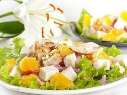 Салат с куриным филе, сыром фета и апельсинами