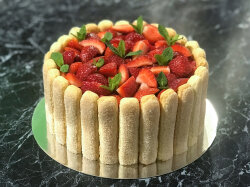 Клубничный торт без выпечки с печеньем