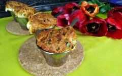Маффины с беконом и сыром на кефире и сметане