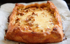 Слоеный пирог с сыром и грибами в духовке