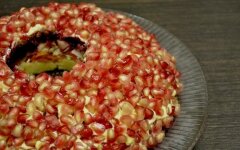 Слоеный салат «Гранатовый браслет» с корейской морковью