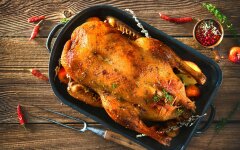 Праздничная утка с яблоками и розмарином в рукаве