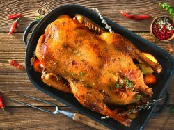 Праздничная утка с яблоками и розмарином в рукаве