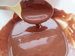 Глазурь из молочного шоколада и масла