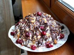 Шоколадный торт «Панчо» со сметанным кремом и вишней