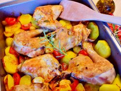 Запеченные куриные бедрышки с картофелем, помидорами черри и чесноком