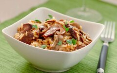 Рис с вешенками и зеленью