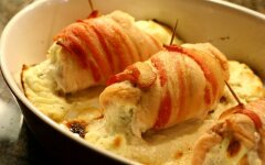 Куриные рулетики с мягким сыром в сливках