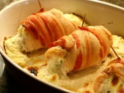 Куриные рулетики с мягким сыром в сливках