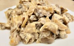 Шампиньоны жареные на сковороде со сметаной и луком