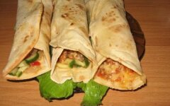 Буррито с курицей и овощами в духовке