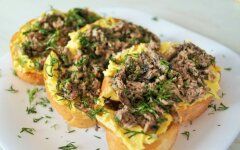 Бутерброды с паштетом из шпрот и яйцом