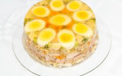 Куриный холодец с яйцами и морковью