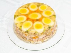 Куриный холодец с яйцами и морковью