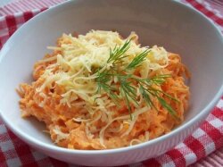 Простой сырный салат с морковью и чесноком