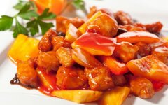 Свинина с картошкой и зеленью на сковороде