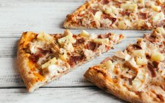 Гавайская пицца с копченой курицей и ананасами