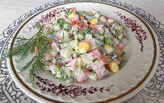 Салат из замороженной мексиканской смеси овощей с колбасой