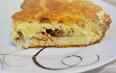 Простой заливной пирог с консервами и картофелем