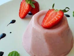 Панакота из ряженки и клубничного пюре