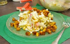 Крабовый салат с пекинской капустой и крутонами