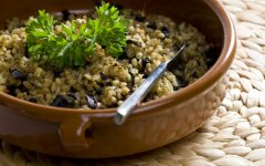 Перловая каша с шампиньонами и чесноком