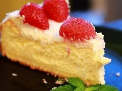 Лимонный чизкейк с клубникой и кокосом