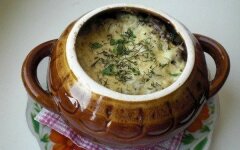 Фрикадельки с картошкой и грибами в горшочках