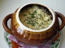 Фрикадельки с картошкой и грибами в горшочках