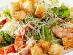 Салат «Цезарь» с креветками и салатом ромэн