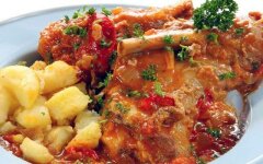 Тушеная баранина с помидорами и сладким перцем