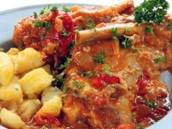 Тушеная баранина с помидорами и сладким перцем