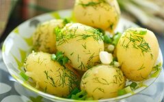 Молодой картофель в масле с чесноком и зеленью