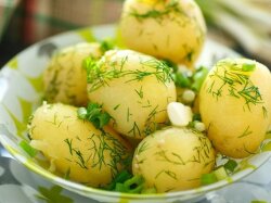 Молодой картофель в масле с чесноком и зеленью