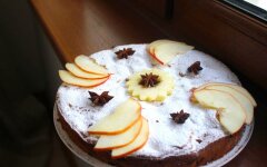 Яблочная шарлотка с корицей и ванильным сахаром в духовке